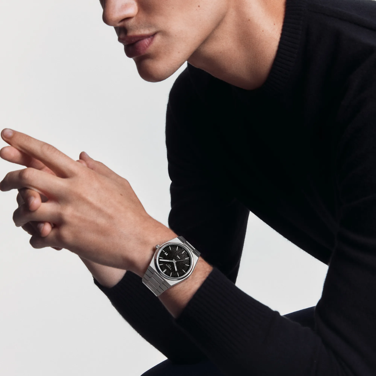 Reloj Tissot PRX 40mm Cuarzo Hombre Negro T137.410.11.051.00 – vista en muñeca