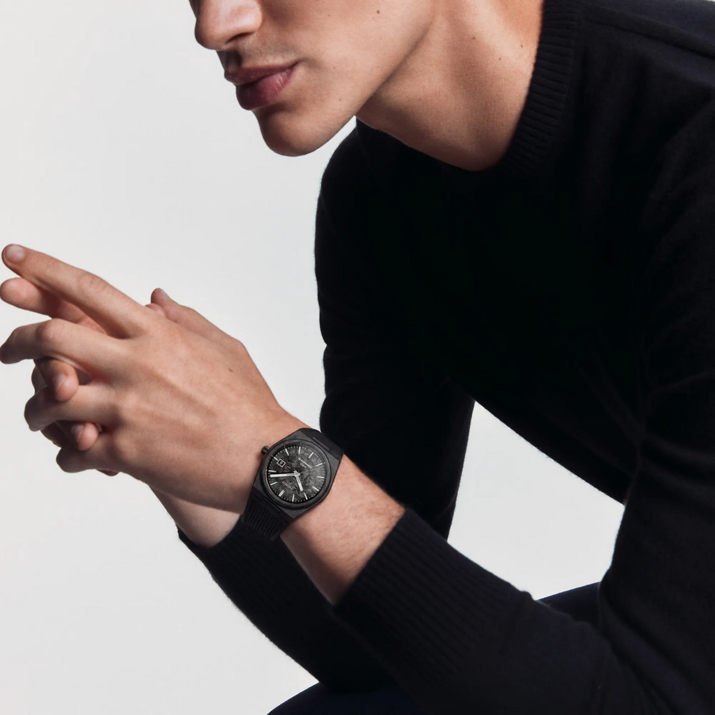 Reloj Tissot PRX Powermatic 80 40.5 mm Automático Negro carbono T137.907.97.201.00 – vista en muñeca